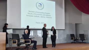 Dr. Hedwigis Esti Riwayati (Dekan Fakultas Ekonomi & Bisnis) menerima sertifikat akreditasi ABEST 21 untuk S1 Akuntansi Perbanas Institute